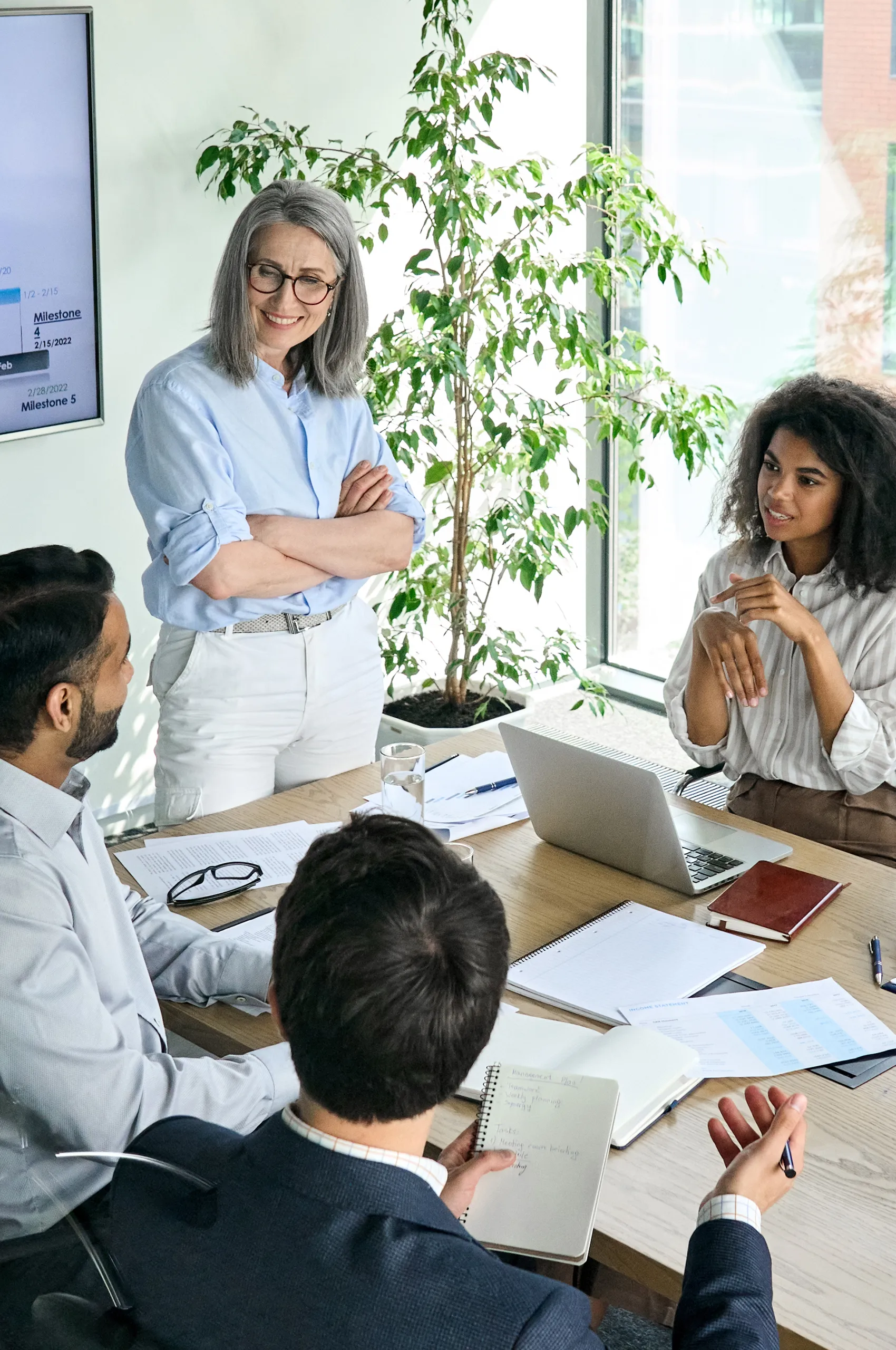 Teammeeting im modernen Büro Gruppe von Menschen in einem modernen Büro bei einer Besprechung rund um einen Konferenztisch